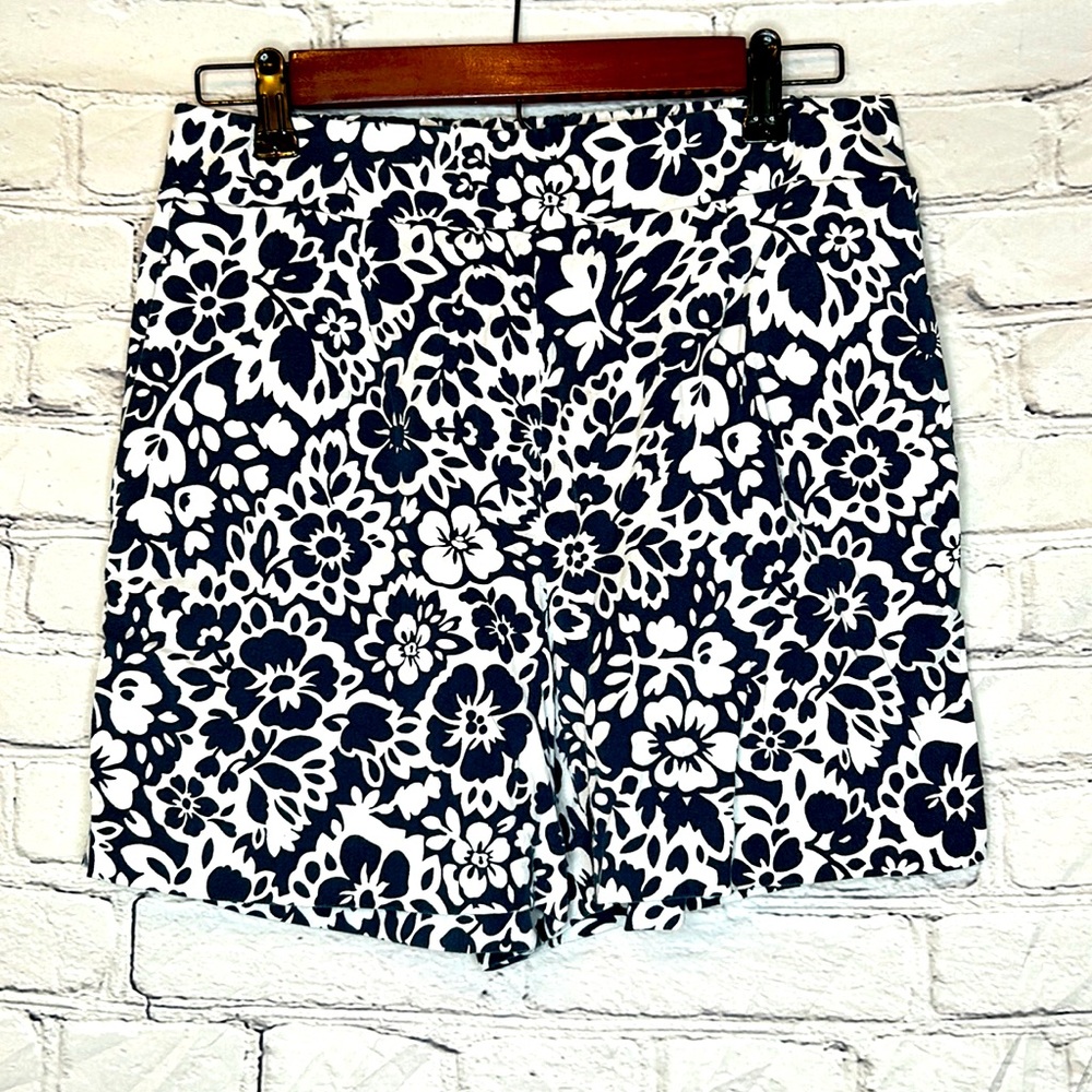 Ann Taylor Blue & White Flower Elastic Waist Shorts Size 2 Excellent Condition